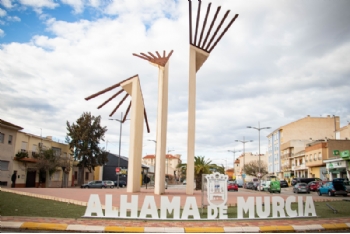 El Ayuntamiento de Alhama de Murcia instala nuevos rótulos en sus entradas principales