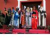 Los Reyes Magos saludan a los niños de Alhama en la puerta del Ayuntamiento