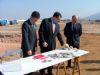 El alcalde, Alfonso Fernando Cerón y el consejero, José Ballesta ponen la primera piedra de la nueva fase, que supondrá conectar el polígono con la autovía Alhama-Cartagena 