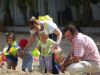 Los niños de la Guardería Municipal plantan tomillos y lavandas en el parque industrial Las Salinas