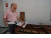 El restaurador suizo André Extermann visita la localidad para revisar el pianoforte de Tadeo Tornel