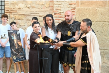 Alhama recibe por primera vez el fuego sagrado de las Fiestas de Carthagineses y Romanos