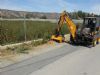 Una desbrozadora municipal se encarga de quitar la mala hierba de los caminos municipales 