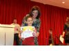 Los niños premiados en el XXVI Concurso Infantil de Cuentos recogen sus premios entre risas 