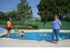 Unos 150 alumnos disfrutan de las clases de natación y otras disciplinas en la piscina de verano 