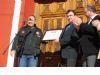 La Plataforma Motera para la Seguridad Vial entrega un premio al Consejero de Obras Públicas en la puerta del Ayuntamiento
