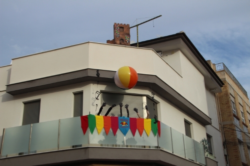 Decoración balcones y ventanas Mayos 2021