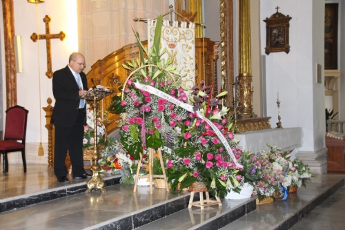 Ofrenda floral en Iglesia de San Lázaro