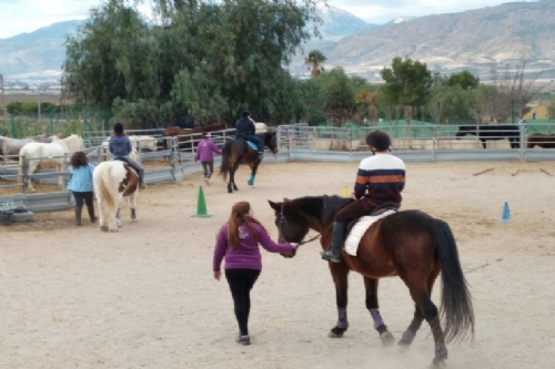 Paseo jóvenes a caballo