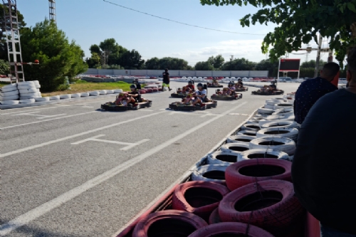Carrera de karts para jóvenes