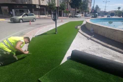 Césped artificial rotonda fuente