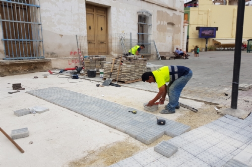 Pintura de marcas viales y señales en avenida Cartagena