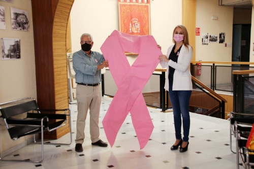 Puesta del lazo rosa en el día mundial contra el cáncer de mama