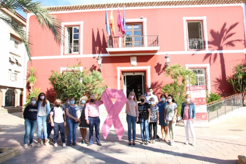 Colocación del lazo rosa por el Día Mundial Contra el Cáncer de Mama