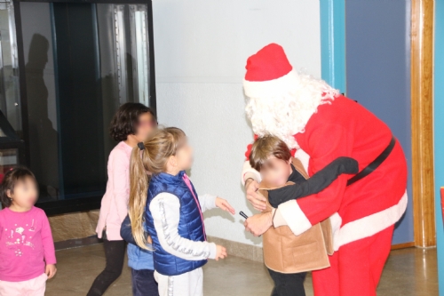 Entrega regalos Papá Noel a niños de atención temprana