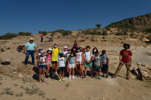 Visita escolares de la escuela municipal de verano al yacimiento de Las Paleras