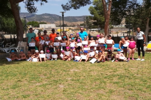 Entrega de diplomas de los cursos de natación de julio