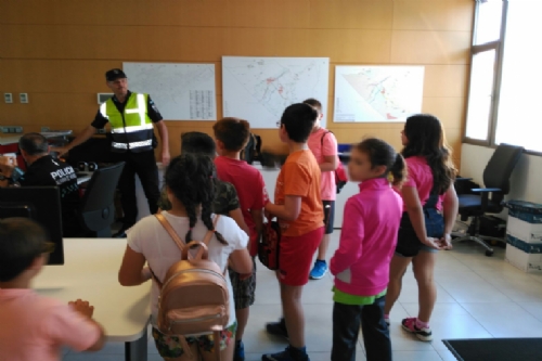 Visita niños educación especial a Policía Local