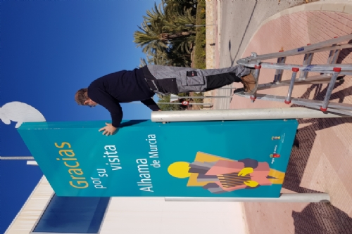 Arreglo totem Comercio junto al tanatorio