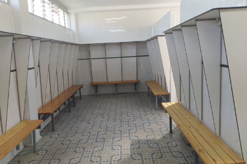 Nuevos bancos de madera en los vestuarios del complejo Guadalentín