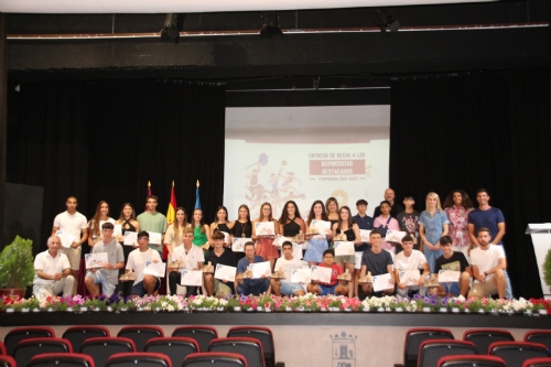 Acto de entrega de becas a 24 deportistas destacados de Alhama de la temporada 2021-2022, en el teatro cine Velasco
